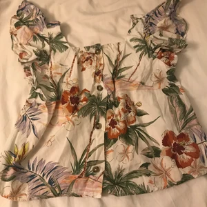 Blommig blus - Säljer nu min blommiga blus då den är för liten för mig. Jag har använt den en gång så nyskick på den. 95kr (INKLUDERAD FRAKT)