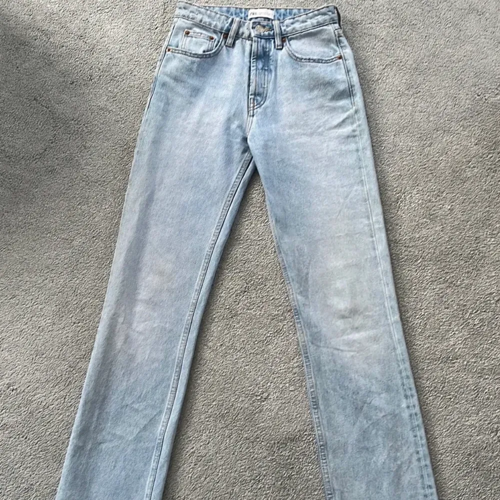Säljer mina zara mid rise straight jeans i storlek 32! Endast använda fåtal gånger, så de är i mycket bra skick💓Jeansen är utsålda! Köparen står för frakten . Jeans & Byxor.