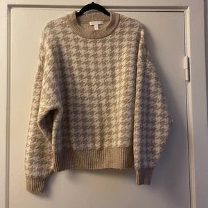 Beige mönstrad stickad tröja  - Jättefin beige och vit mönstrad stickad tröja. I princip aldrig använd. Storlek M. Frakt tillkommer