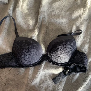 ELLA M - BH 75B - BH från Lindex (Ella M) i marinblå. Storlek 75B. Nypris 299-349. Söker för 179 inkl frakt. 🤍