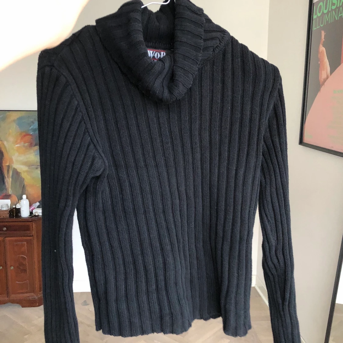 Svart stickad tröja med polo