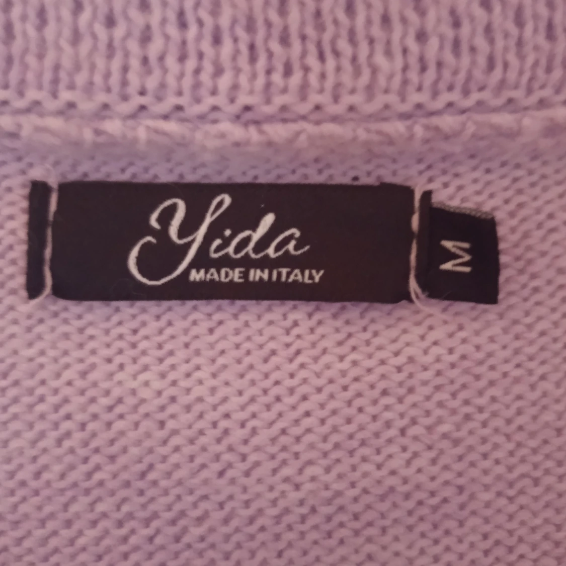 Pastell lila stickad tröja med krage. - 91