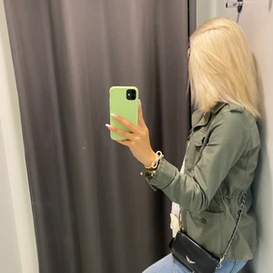 Grön jacka  - Säljer denna sjukt snygga jeans jacka från Levis. Säljer pågrund av att den inte passar mig längre. Köpte den 2020 så den finns inte längre. Nypris 1000 kr. Köparen står för frakten !💗💗💗💗