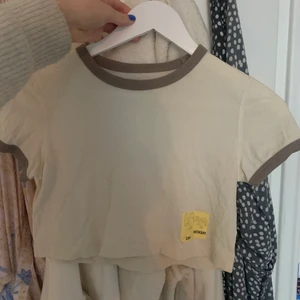 Lee croppad T-shirt  - Super snygg croppad t-shirt från Lee. Skulle säga att den passar någon med storlek XS. Den är i bra skick då den inte har använts så många gånger!! Det är bara att säga till angående frågor eller fler bilder 💗
