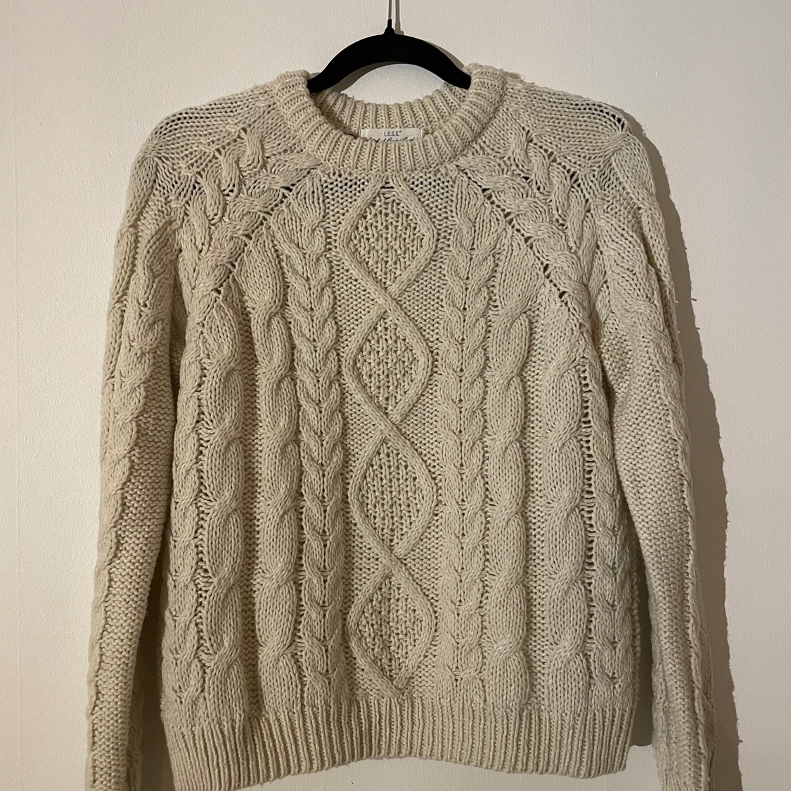 Gräddvit kabelstickad tröja