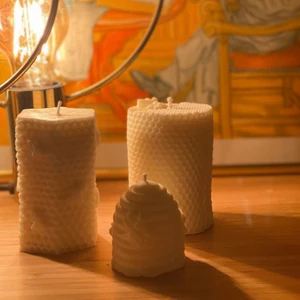 Bi-Ljus  - Här ser ni våra tre modeller. Ljusen kommer att komma i flera olika dofter, bland annat vanlilj, kokos, honung och färger som vitt, oranged, gult och blått.                              PRISER:                                                                            Liten (längst fram) 39kr                                             Mellan (vänster) 69kr                                                  Stora (höger) 79kr