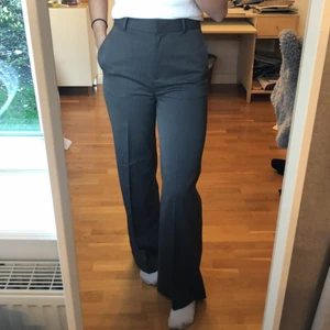 Gråa raka kostymbyxor  - Gråa högmidjade och raka kostymbyxor från Wera, inköpt förra hösten för 600 kr❤️ verkligen fina men känner inte att de passar på mig längre! 