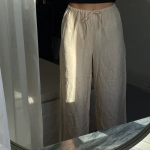 Linnebyxor, & other stories - Beiga linnebyxor från & other stories. Använda en sommar, fint skick, köpta för 790kr. Säljer för 250kr