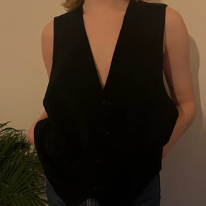 Svart väst - Elegant oversize väst i äkta mocka, baksidan är sidenliknande. Rensar ut pga använder inte längre!