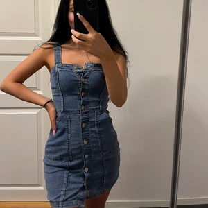 Jeansklänning - En fin jeansklänning från HM strl 32 men funkar som en 34 också. Använd en gång🦋