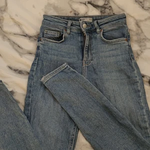 Tighta jeans ifrån Gina Tricot. - Dessa jätte sköna snygga Jenasen ifrån Gina Tricot måste jag nu tyvärr sälja. Dom har en jättefin passform och sitter perfekt på dig som varierar mellan XS och S. Som är en blandning på ljus och mellan mörk blå färg och är i storlek 34.