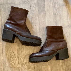 Platåboots - Säljer nu dessa otroligt fina platåboots! Dom är köpta i Paris och är av märket YellowStone. Dom är vadderade så perfekta nu till hösten/vintern. Dom har synligt slitage men är ej trasiga! De är märkta som storlek 39 men passar även 40. Läder.