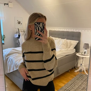 Stickadtröja storlek XS - Säljer denna populära stickade tröjan ifrån H&M i storlek XS. Använd en gång och säljer för 150kr🔥