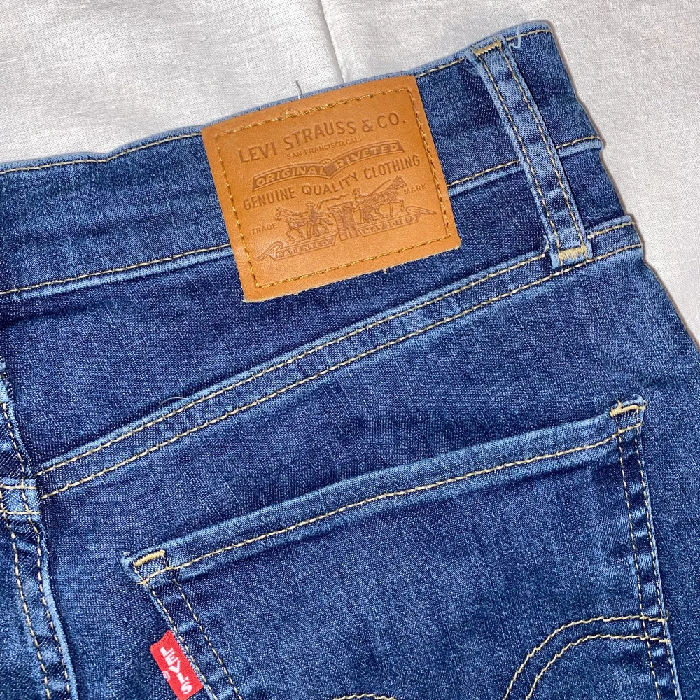 Levis jeans! Använda max 3 gånger. Perfekt skick inga defekter. Köpta för 1200kr. . Jeans & Byxor.