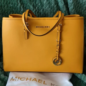 Michael Kors  - Äkta Michael Kors använd bara en gång.