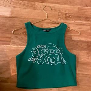Crop top med text - Grönt crop top linne med motiv. Sparsamt använd. Använd max 2-3 gånger. 🧚🏻‍♀️✨