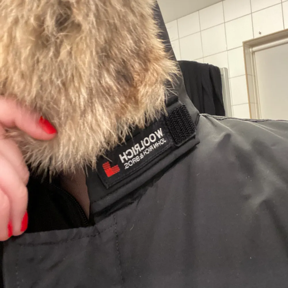 Svart woolrich jacka i storleken M. Mycket bra skick. Äkta pälsluva. Varm och passar bra på vintern :) hör av dig om du vill se bilder med den på!. Jackor.