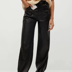 Mango skinnbyxor - Världens snyggaste skinnbyxor ifrån Mango! Inprincip oanvända och supersköna 💖 Det är dock lite tyg som har nötts av på ett ställe, se sista bilden 