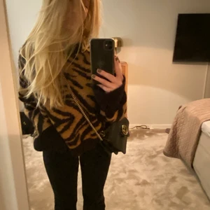 Mysig tröja H&M - Skönaste tröjan jag äger, perfekt passform💕 Super bra skick, i storlek S men passar storlekar både upp och ner