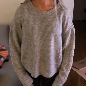 Stickade tröja - Säljer denna gråa stickade tröja från H&M. Den är i befintligt skick 