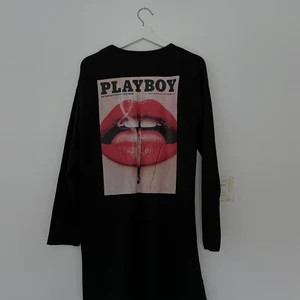 Playboy Missguided - Svart långärmad t-shirtklänning Playboy x Missguided. Oanvänd med lappar kvar. 