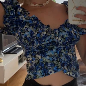 Topp - Söt, blommig topp från Gina tricot! Kommer tyvärr inte till användning hos mig längre.. 💙💎🫐💐