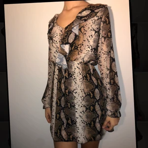 Kläning  - Orm mönstrad kläning söt till hösten, den är ganska kort, aldrig använd och köpt utomlands 