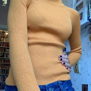 orange✴️🥭 - varm orange turtle neck från jag tror NAKD ett littet ”hål” vid handen kan skicka bild till intresserade. Använd! Väldigt bekväm💕original pris runt 300 .