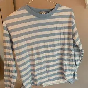 Ljusblå randig tröja från MONKI jätte fint skick, säljer för att den inte används lika mycket längre,( skriv privat för mer information)🤍