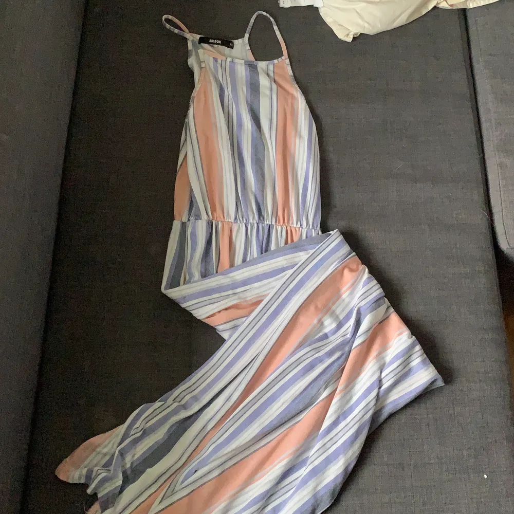 Lång färgglad strandklänning i superskönt material med en slits vid benen, maxi klänning. Klänningar.