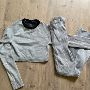 Träningsset  - Träningsset som var ett impulsköp köpt från myprotein, väldigt stretchigt material och mjukt 🤍