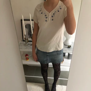 Tröja med söt brodyr - Super fin och söt tröja jag aldrig fått användning för! 