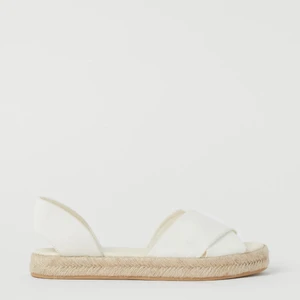 Sandaler  - NYSKICK! Helt oanvända och snygga sandaler från H&M som tyvärr var för stora för mig. Glömde bort dem helt då jag köpte de i Augusti men inte hann lämna tillbaks. Bilderna är från H&M:s hemsida och skorna har under tiden legat packade som när de kom, alltså finns det inget slitage. För fler bilder skicka privat💘 nypris 150 kr