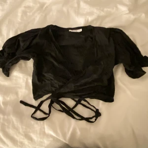 Svart festtopp - Svart festtopp från nakd! Frakt tillkommer🖤🖤