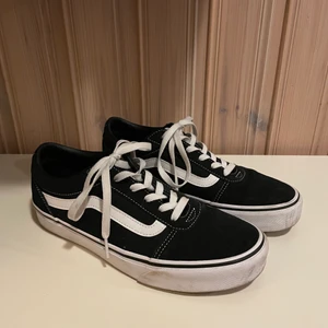 Vans skor  - Säljer mina svarta vans då jag knappt använt dom. Lite små märken fram på sulan. Kartongen finns kvar.