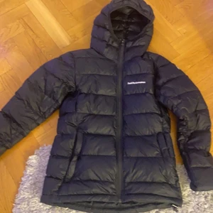 Vinter jacka - Peak performance jacka, svart. Säljer ännu en till vinter jacka då jag inte heller använder den. Nytt skick inge hål eller sådant. Haft i 1-2 månader förra vintern. Ny pris 2500kr