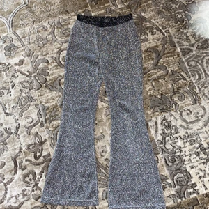 byxor  - den är grå med glitter. Skulle kunna passa till 8-10 åringar 