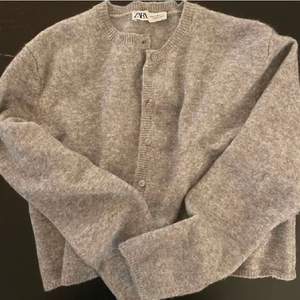 Säljer en tröja från zara. Aldrig kommit till användning och därför i nyskick!✨💘 Supermjuk och inte alls stickig. (Första bilden är lånad)