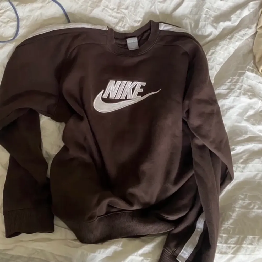 Brun vintage sweatshirt från Nike. Budgivning i kommentarer eller köp direkt för 600kr. Hoodies.