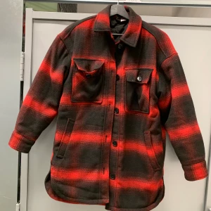 Varm jacka - Varm jacka från hm ,använd 1 gång , storlek xxs men är mer som en S liten M. Då jag själv är en 36-38:a