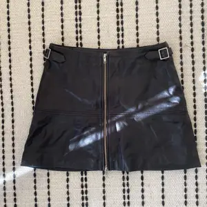 Svart läderkjol från Weekday i modellen ”Mirella Leather Skirt”. Väldigt mjukt läder i nyskick!