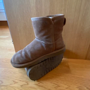 Bruna uggs  - Hej, säljer nu ett par bruna uggs för att jag tyvärr växt ur dem. Dom är rätt så mycket använda därför säljer jag till ett billigare pris. De är i storlek 38.😊