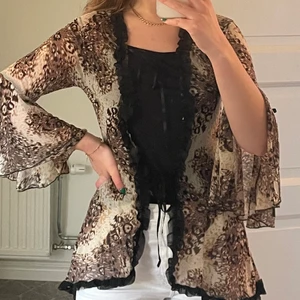 Mesh-kofta - En så fin kofta/ blus i mesh. Lite längre baktill. Går att inta med sidenband fram (se bilder). Sidenbanden är lite slitna men ingenting som man tänker på när man har den på sig🤎 