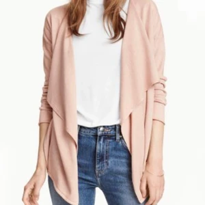 Rosa kofta - Rosa finstickad kofta/cardigan från H&M💗 Använd ett fåtal gånger så den är i perfekt skick. Säljer pga att jag aldrig använder den💗