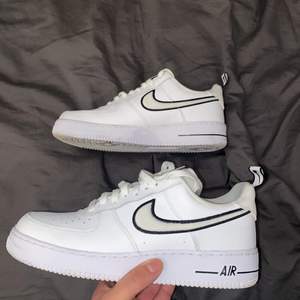 Vita Air Force 1 med svarta detaljer. Skor man kan ha på dig till de mesta, året om. Välvårdade skor som är lätt att ta hand om, med den roliga detaljen att de har Nike-loggan vid flärpen i kardborre så du kan plocka bort loggan och sätta dit valfritt.