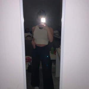 Visa svarta jeans  - Ett par svarta vida jeans. Tyvärr har de blivit för små för mig. Jag har sprättad ned dem som du ser på sista bilden, jag är 164 cm lång. Inga hål eller tecken på slitage, kontakta mig vid fler bilder eller övrig info!