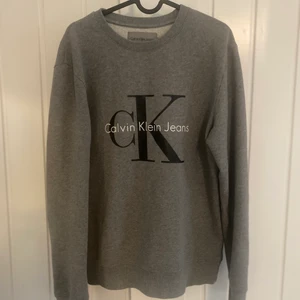 Calvin Klein sweatshirt  - calvin Klein sweatshirt ser helt ny ut. Använd ett fåtal gånger, nypris 1000kr