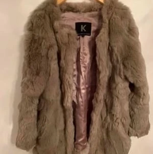 Pälsjacka  - Pälsjacka storlek 42, skavd lite på armen, inget som syns eller märks. Nypris ca. 3500