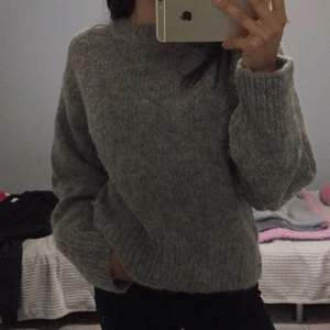 Grå stickat tröja - En grå stickad tröja som används en gång, den är väldigt skön men sticks lite. Den är i storlek Xs