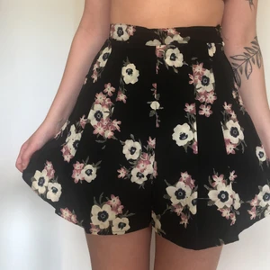 Blommiga shorts strl 34/36 - Blommiga shorts som ser ut som en kjol! 🌸 Superfina nu under sommaren. Köpta på Beyond retro och knappt använda ✨ Står inte vilken storlek det är men uppskattas passa en 34/36❣️